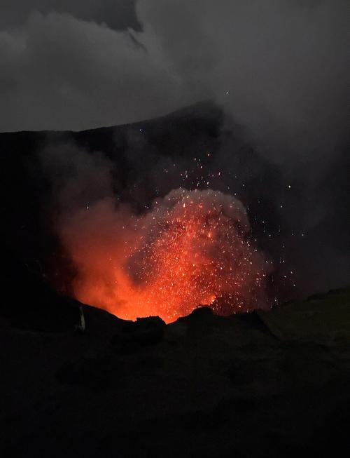 新门内部资料免费提供和火山喷发时游客急逃与火山喷发急救